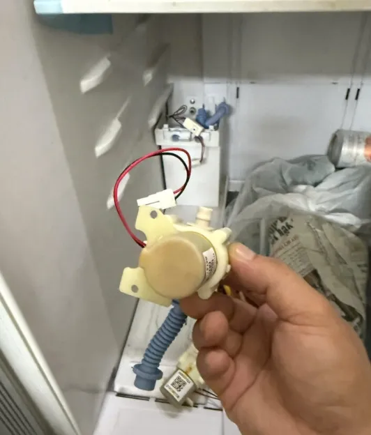 Thợ thay thế bơm nước tủ lạnh Hitachi
